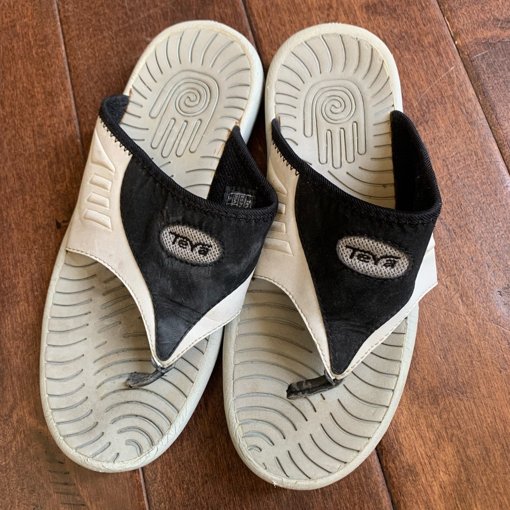 Teva women’s size 8 sandals, black and white